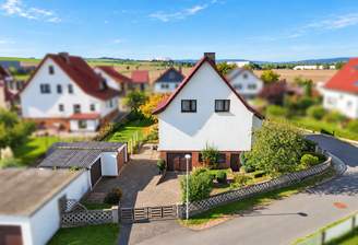 Blick in den Innenhof mit Garagen