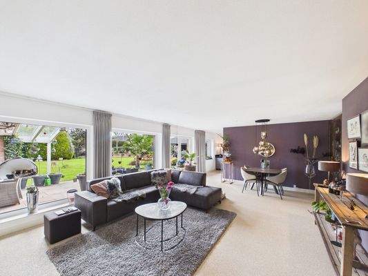 CAM03784G0-PR0100-STILL034