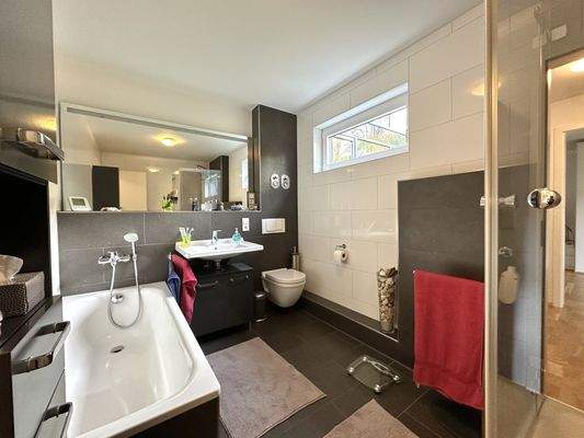 Badezimmer im Untergeschoss