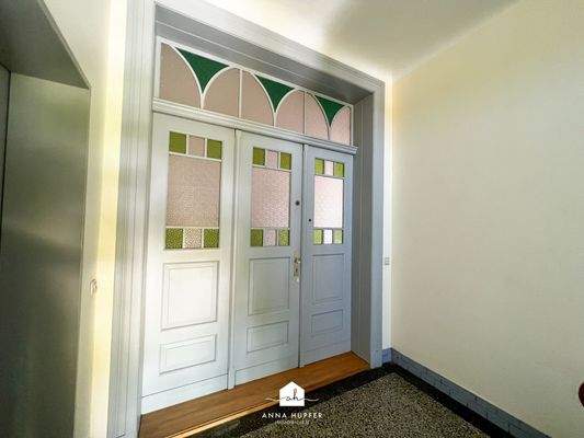 Wohnungstür Treppenhaus