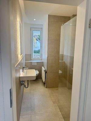 Erstes von drei top-ausgestatteten Bädern