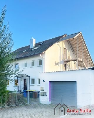 Hausansicht mit Garage (Straßenseite)