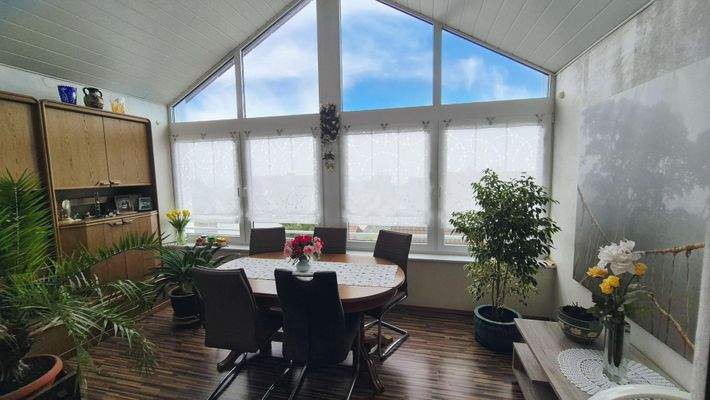 OG: Großzügiger, lichtdurchfluteter Wintergarten