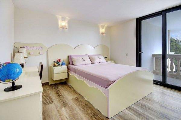 Das Kinderzimmer ist mit einem Schreibtisch ausgestattet