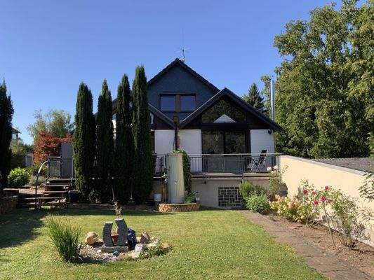 Seitenansicht mit Anbau und Terrasse