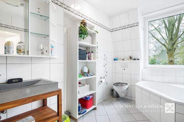 Das Kinderzimmer im Erdgeschoss verfügt über ein eigenes Bad