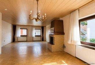 Wohnzimmer mit Kamin