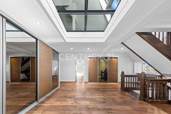 Galeriegeschoss mit Glasdach und Einbauschränken