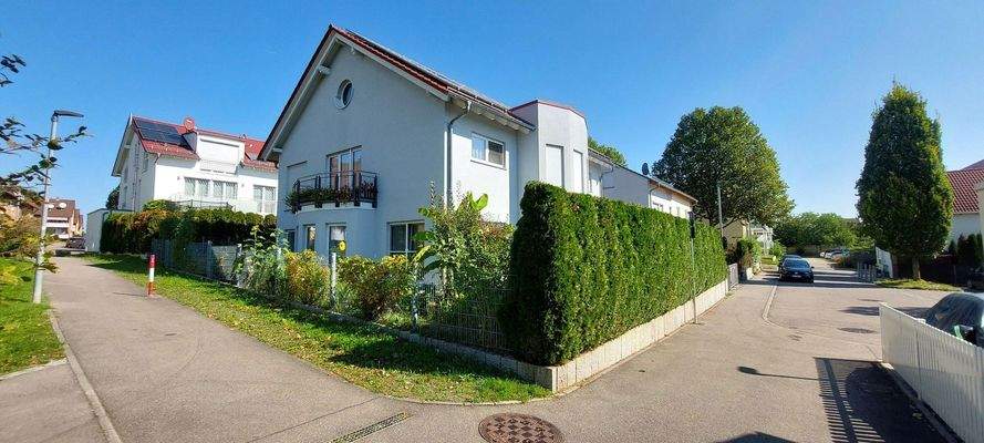 Aussenansicht links mit Balkon