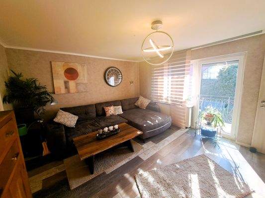 Immobilienperle Veronika Löffler - Erdgeschoss - Wohnzimmer mit Balkon