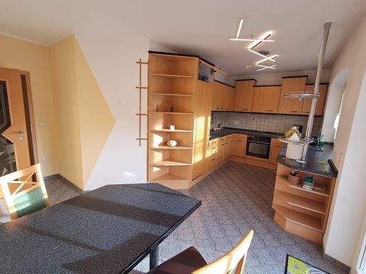 praktische Küche komplett eingerichtet