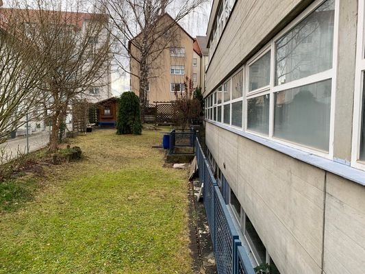 Hinter dem Betriebsgebäude