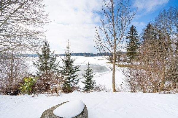 Den unverbaubaren Blick vom Balkon im Obergeschoss lassen wir einfach einmal für sich sprechen