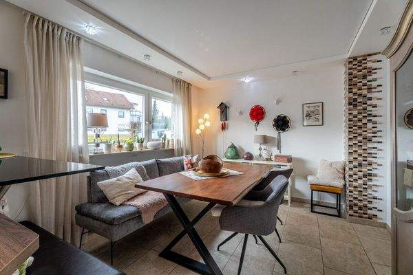 Offener Küchen- und Essbereich mit hochwertiger Einbauküche