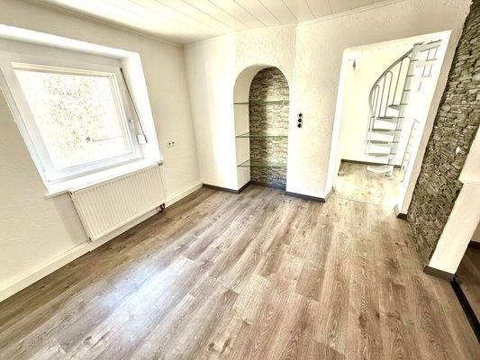 In Ihrem Esszimmer gen Flur & Treppe in Ihr Dachgeschoss