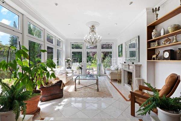 Splitlevel Wohzimmer mit Gartenblick