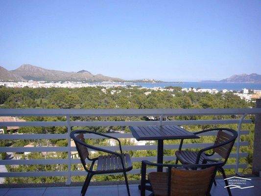 TERRASSE MIT BLICK AUF DIE BUCHT.jpg