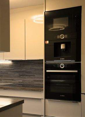 Moderne Einbauküche mit Marken-Elektrogeräten