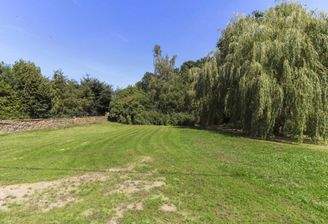 Grundstück links vom Teich