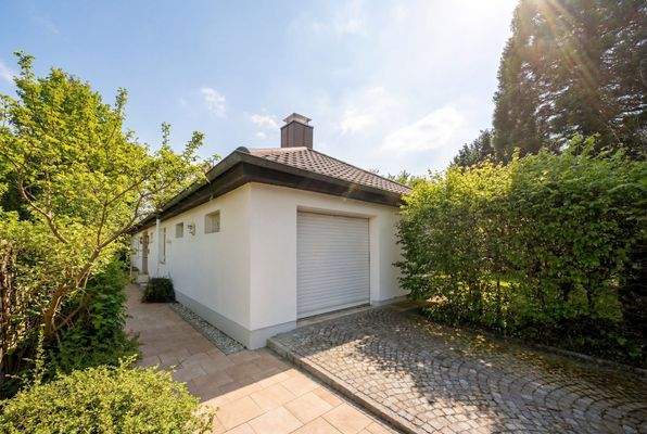 Zugang zum Haus & Garage (KI-Frühling)