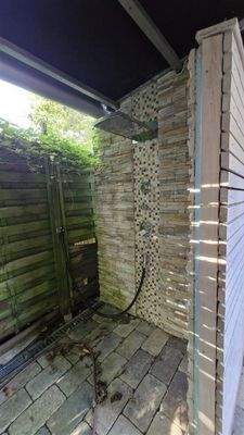 Außendusche im Saunahaus