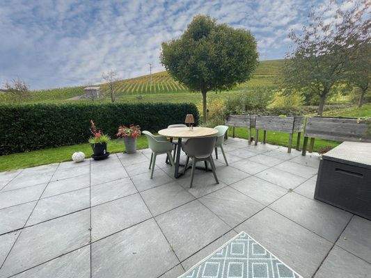 ... auf die Terrasse im Gartengeschoss.