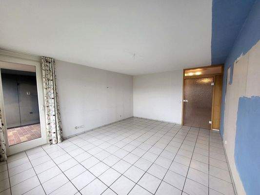 Wohnzimmer mit Loggia-Zugang