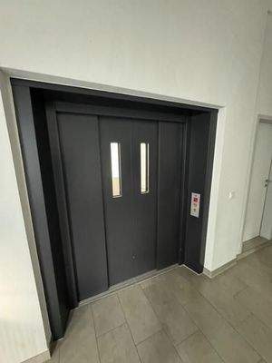 24 großer Personenaufzug - für Möbel geeignet