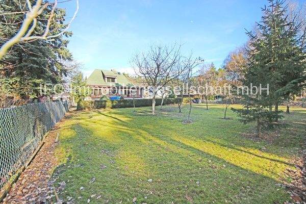 Blick auf Haus und Grundstück