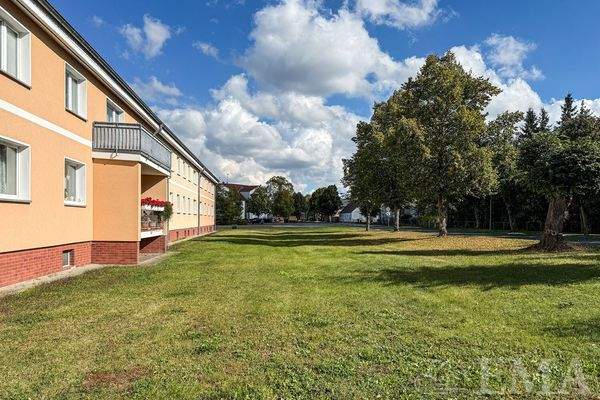 Grünfläche vor der Wohnanlage