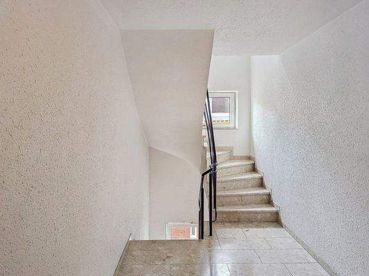 Treppenhaus und Eingang_1