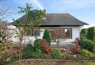 Blick vom Garten auf das Haus und die Terrasse