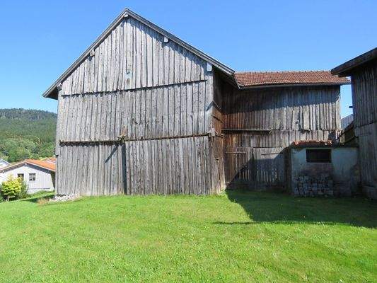 Scheunenansicht mit Tor   
