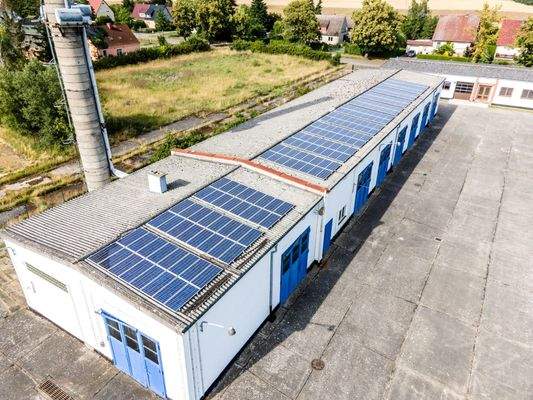 Halle mit Photovoltaikanlage