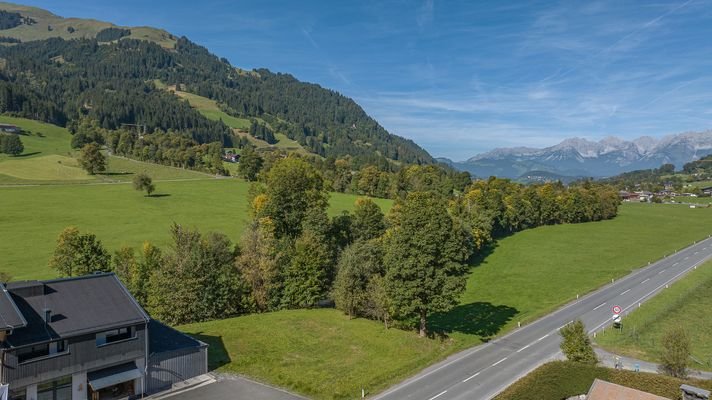 KITZIMMO-Baugrundstück mit Baugenehmigung in Aurach bei Kitzbühel.