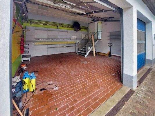 Werkstatt Garage zwischen den Häusern