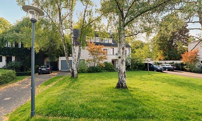 Hausansicht - Vorgarten-KI