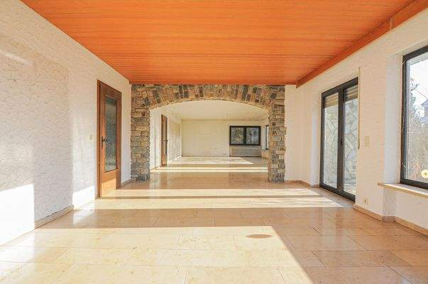 Esszimmer mit Blick ins Wohnzimmer