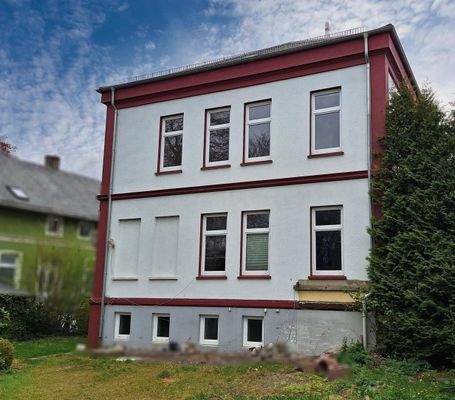 Blick vom Garten zur Villa