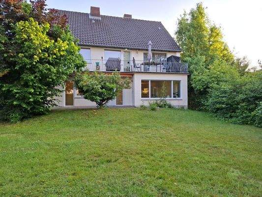 Hausansicht mit Garten