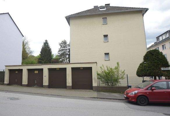 Seitenansicht mit Garagen