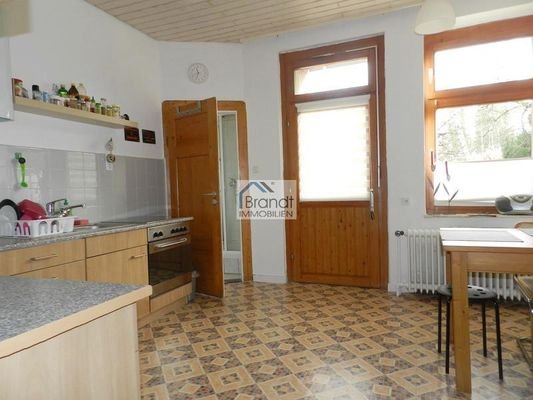 Küche mit Tür zum Balkon