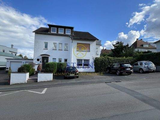 Haus mit Garagen und Parkplätzen