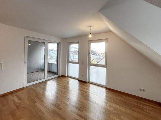 Wohnzimmer mit Zugang zum Balkon