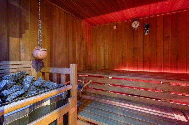 moderne Sauna mit Beleuchtung