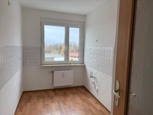 Küche mit Fenster + Fliesenspiegel