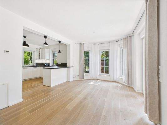 Blick in den Essbereich mit angrenzender Küche