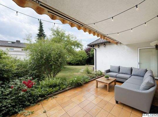 Große Sonnenterrasse - Beispieleinrichtung (KI)