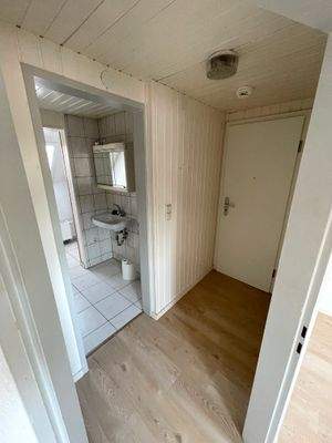 Flur mit Blick ins Badezimmer