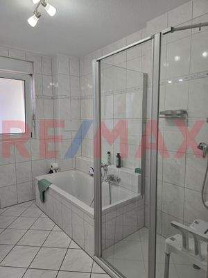 Bad mit Dusche & Wanne